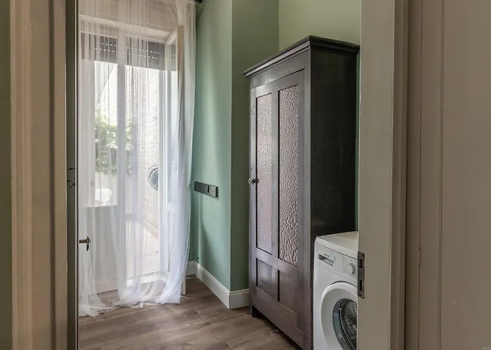 Guesthost - The House Of Harry Potter And A Story